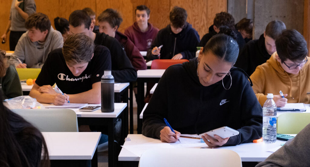 Leerlingen die op het eerste zicht een examen aan het invullen zijn
