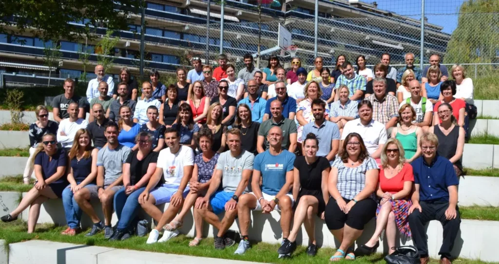 Het leerkrachtenteam, poserend op de trappen